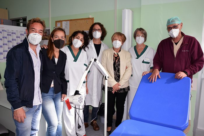 Scotte, lampada portatile per gli ambulatori della Chirurgia vascolare donata in memoria di Renzo Marchi