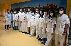 Sacerdote missionario torna alle Scotte per il follow-up dopo il trapianto di polmone