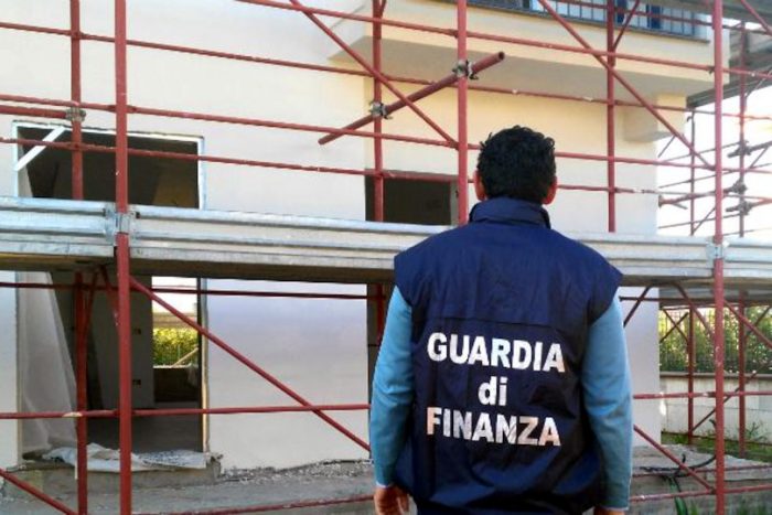 Lavoratori in nero, chiesta la sospensione dell'attivit&agrave; di un cantiere edile