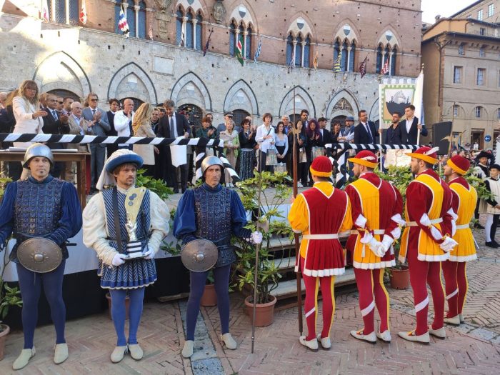 La consegna del Masgalano alle comparse del Valdimontone