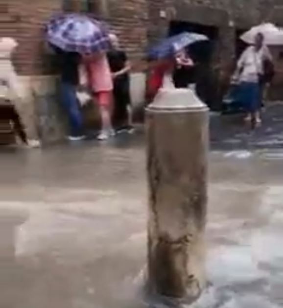 Maltempo, le immagini del fiume d'acqua in pieno centro