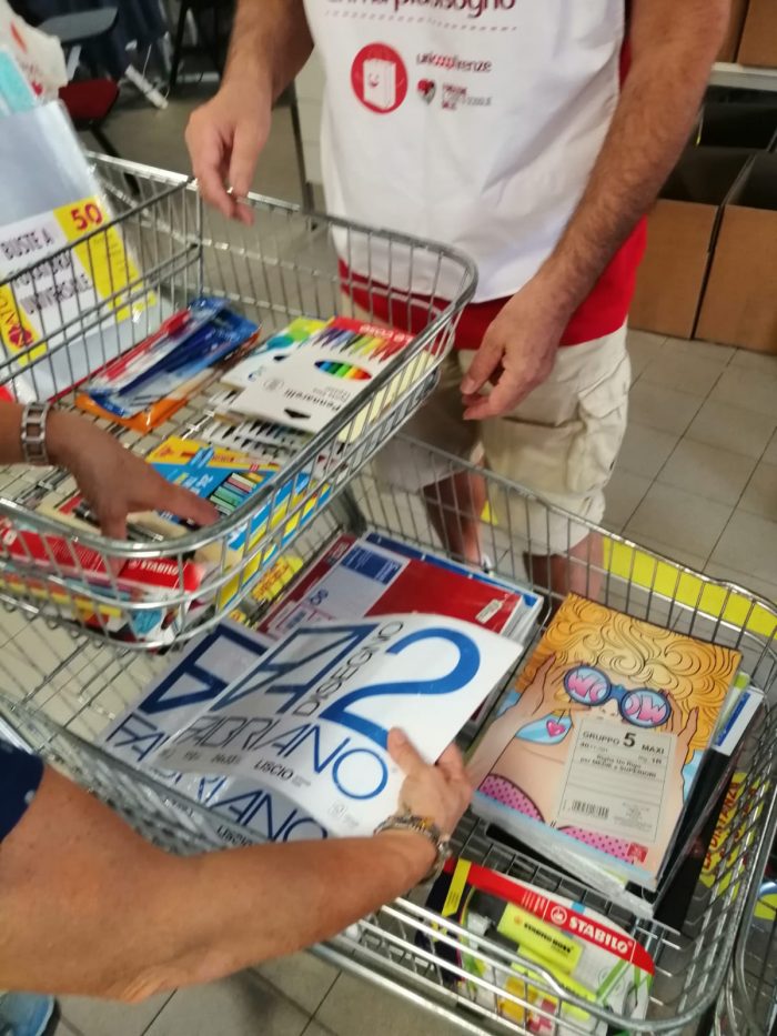 A scuola con matite e penne donati. La solidarietà arriva tra i banchi