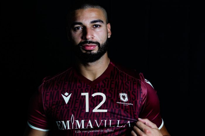 Emma Villas Aubay Siena domani in campo con la nuova terza maglia di color rosso porpora