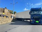 Tir si incastra all'ingresso di Montalcino, strada bloccata