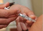 Vaccini Covid-19, si possono prenotare anche gli over-18 non fragili