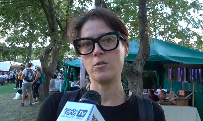 "Le ragioni del dubbio", Vera Gheno presenta il suo libro: bisogna sapere di non sapere per far spazio alla conoscenza