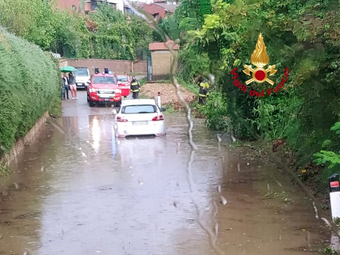 Poggibonsi: auto bloccata nella strada invasa dall'acqua, intervengono i vigili del fuoco