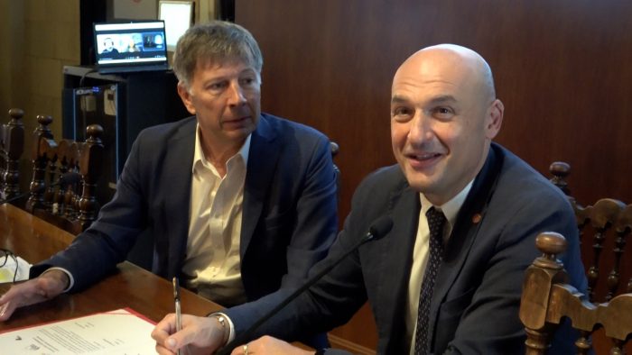 Tanto tuon&ograve; che non piovve, Frati non si candida. Tutti attendono il fulmine a ciel sereno di De Mossi