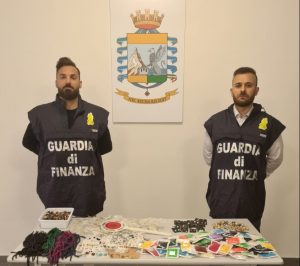 Colle Val d'Elsa: la GdF sequestra 30mila articoli di bigiotteria non conformi alle norme di sicurezza