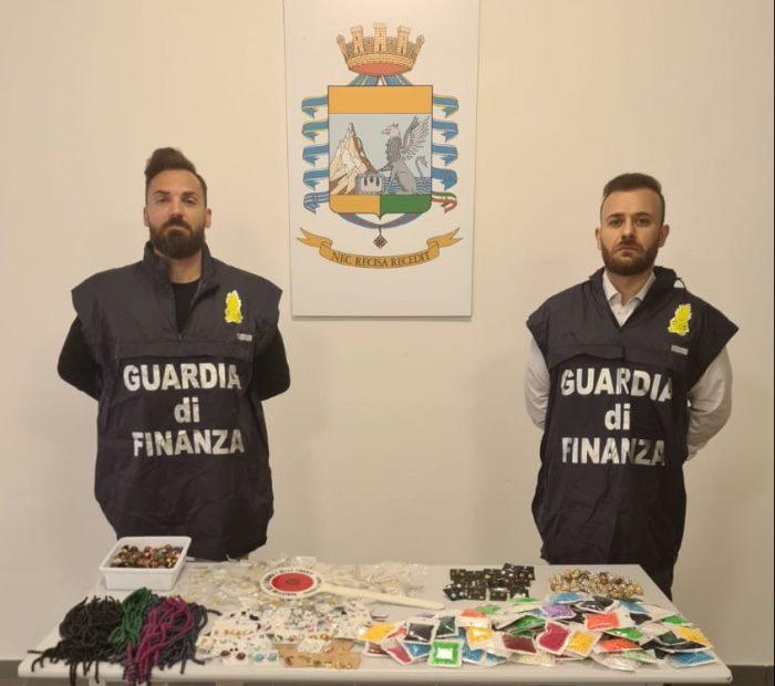 Colle Val d'Elsa: la GdF sequestra 30mila articoli di bigiotteria non conformi alle norme di sicurezza