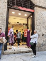 Siena: chiude la Sartoria Rossi, sul corso sbarcano boutique Legami e negozio cinese