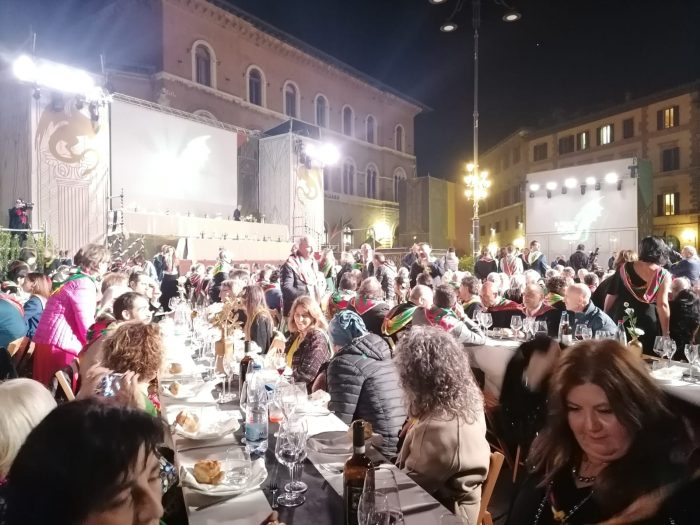 Cena della Vittoria in Piazza Matteotti, il Drago celebra il trionfo di Tittìa su Zio Frac