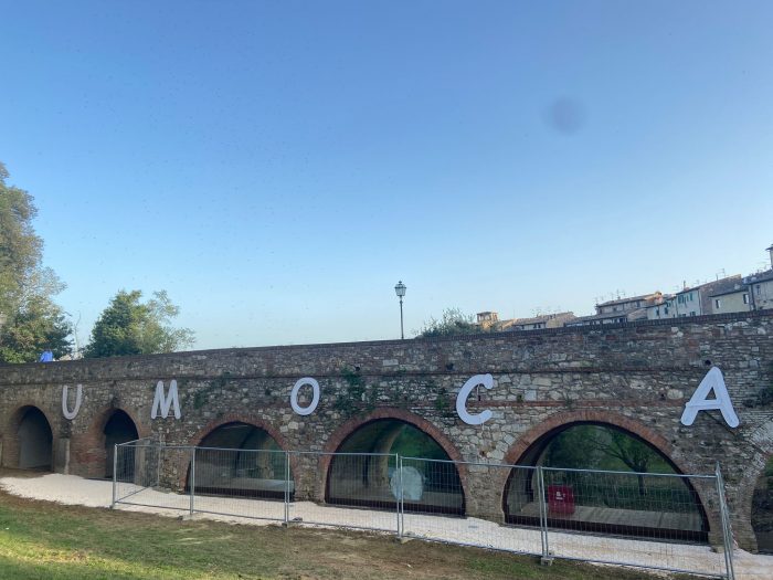 Colle di Val d'Elsa, il ritorno della scritta "Umoca" al Ponte di San Francesco