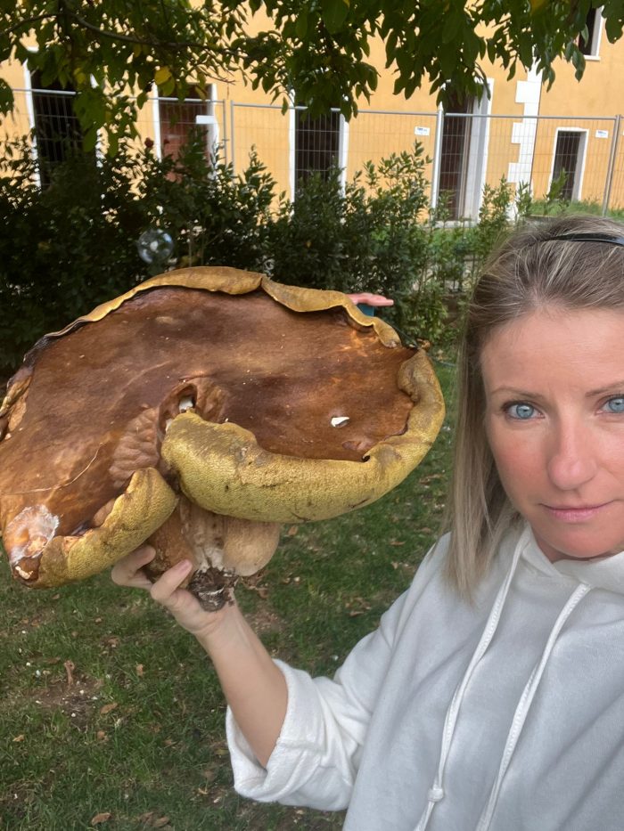Fungo porcino da record raccolto da una mamma di Rapolano Terme
