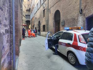 Siena, auto in senso vietato in via dei Rossi colpisce donna seduta a un tavolino