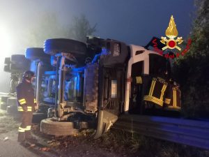 Incidente sulla Cassia, mezzo pesante urta il guard rail e si ribalta