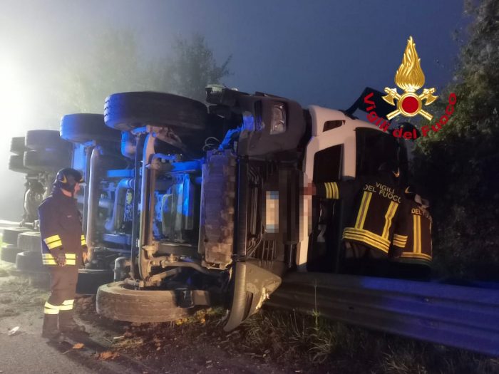 Incidente sulla Cassia, mezzo pesante urta il guard rail e si ribalta