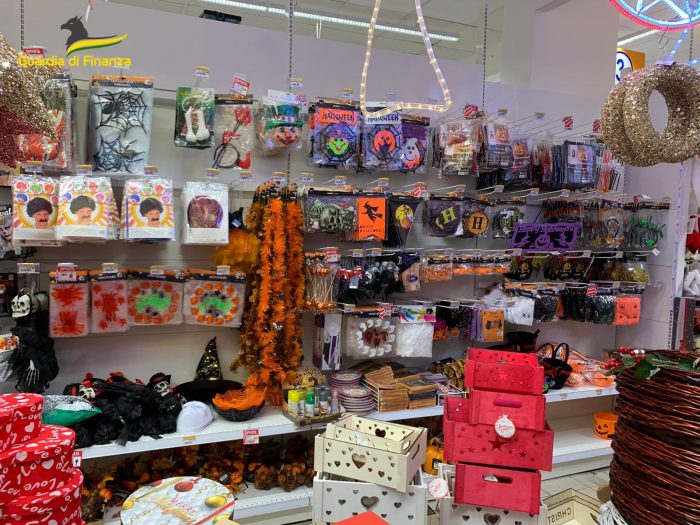 Halloween sicuro: Guardia di Finanza di Siena, maxi sequestro di 10mila prodotti