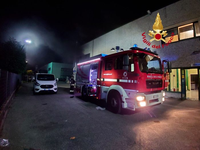 Incendio in un capannone industriale a Poggibonsi - Il video