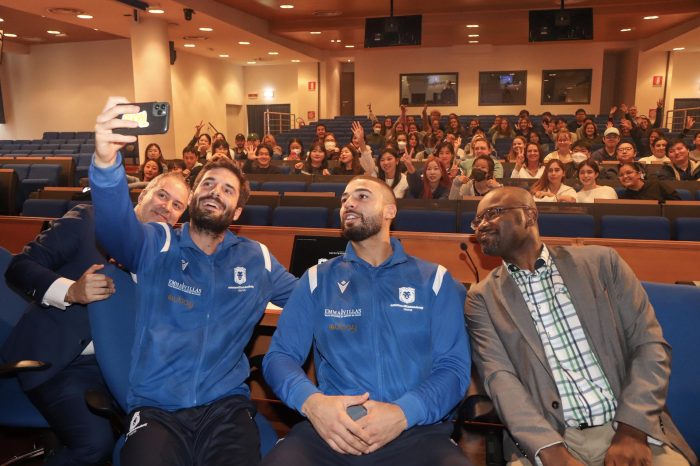 Emma Villas Aubay Siena, i giocatori biancoblu parlano a 200 studenti dell’Unistrasi