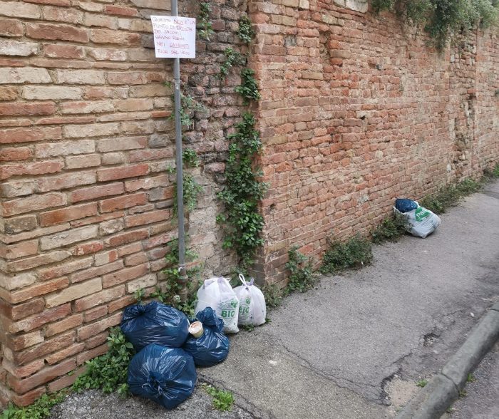 Rifiuti in strada nel vicolo di Malizia, perch&egrave; nessuno interviene?