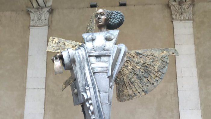 L&rsquo;Arcangelo Gabriele di Inglesi esposto sotto la Torre dei Malavolti