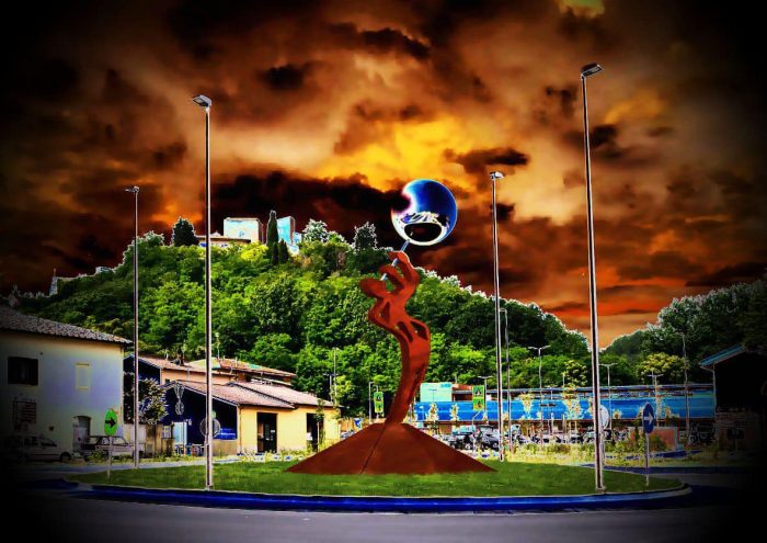 Colle Val d'Elsa: "Il soffiatore", l'opera di Maurizio Balducci collocata al centro della rotatoria della Fabbrichina