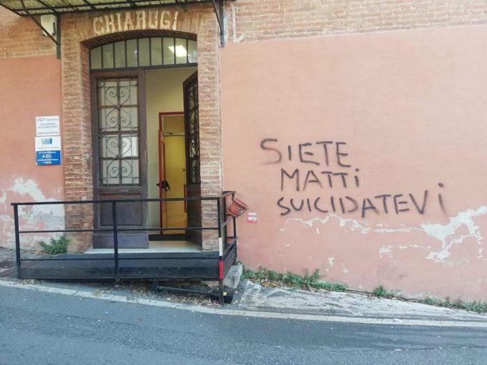 Scritte vergognose al centro salute mentale di Siena, Asl presenta denuncia