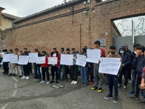 Siena: "Vogliamo un alloggio dignitoso, non dormire per strada", va in scena la protesta dei pakistani