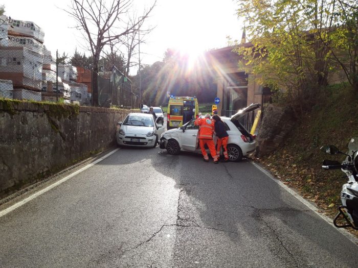 Siena, due auto si scontrano in strada esterna di Fontebranda