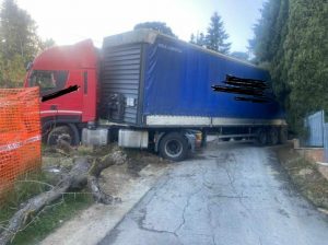 Siena: camion sbanda e rimane incastrato in strada privata ai Cappuccini