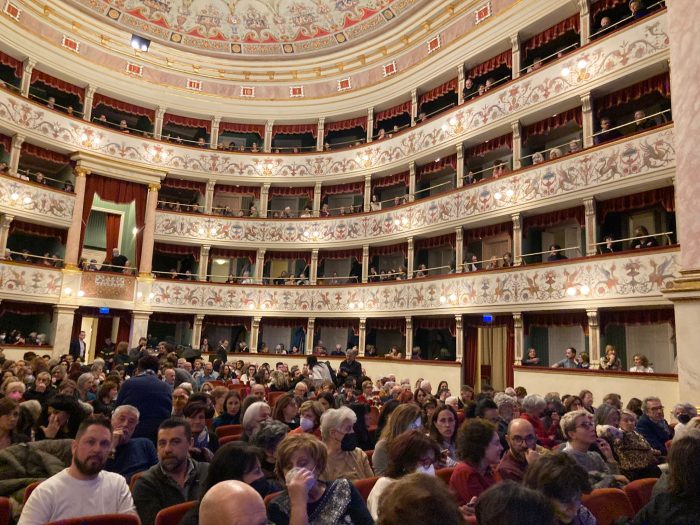 Teatri di Siena, la stagione &egrave; iniziata alla grande. Colella: "Vedere il teatro pieno significa riportare la cultura al centro"