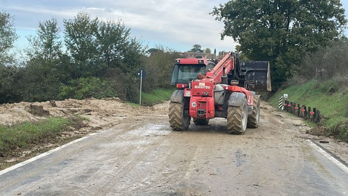 Il maltempo colpisce Ponte d'Arbia, Cassia interrotta. Il sindaco di Buonconvento Conti: "Il fango non permette ai veicoli il transito"