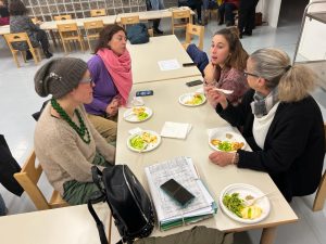 Gaiole in Chianti, mensa a porte aperte: genitori e consiglieri comunali assaggiano i piatti dei bimbi