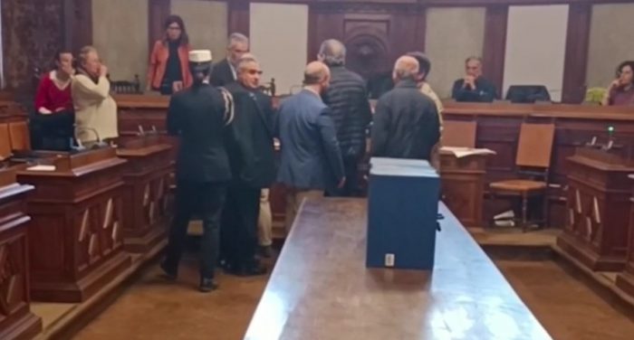 Consiglio comunale, la municipale interviene per separare Piccini e Caridi - Il video