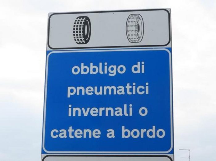 Viabilità, Anas: dal 15 novembre scatta l'obbligo di catene a bordo o pneumatici invernali