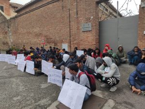 Intervengono le associazioni di volontariato, si conclude la protesta dei pakistani