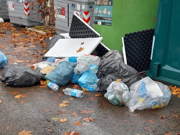 Rifiuti abbandonati in Via delle Province, gli abitanti: "Situazione disastrosa, qualcuno intervenga"