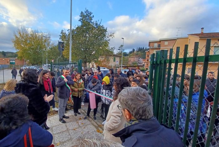 Taglio del nastro per la nuova scuola di Staggia Senese