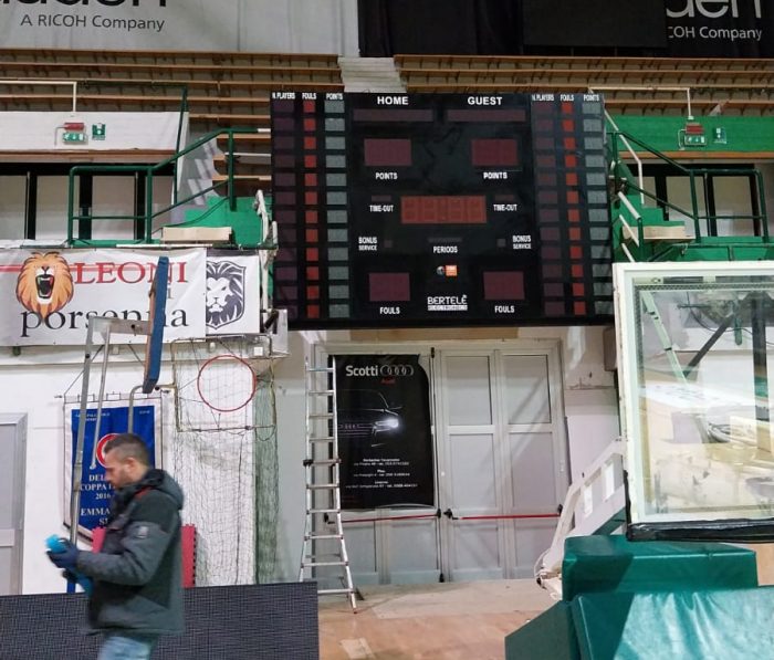 PalaEstra, proseguono i lavori di riqualificazione. Ieri lo smontaggio del tabellone