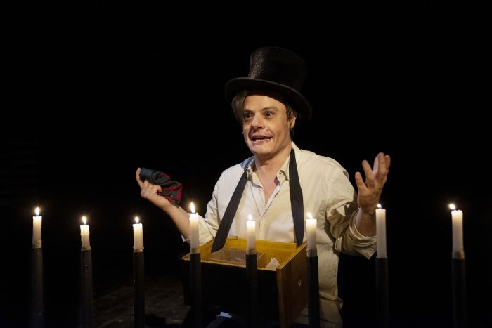 Al Politeama Lino Musella in "Tavola tavola, chiodo chiodo"