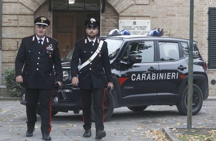 Aggressione e insulti razziali a 19enne: Carabinieri denunciano 6 giovani