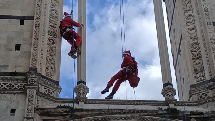 Babbo Natale e gli elfi scendono dal Facciatone del Duomo, momenti di gioia per tutti i bambini