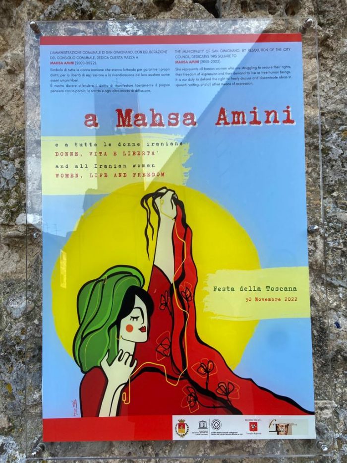 San Gimignano: Piazza delle Erbe intitolata a Mahsa Amini, la targa realizzata da Domitilla Marzuoli