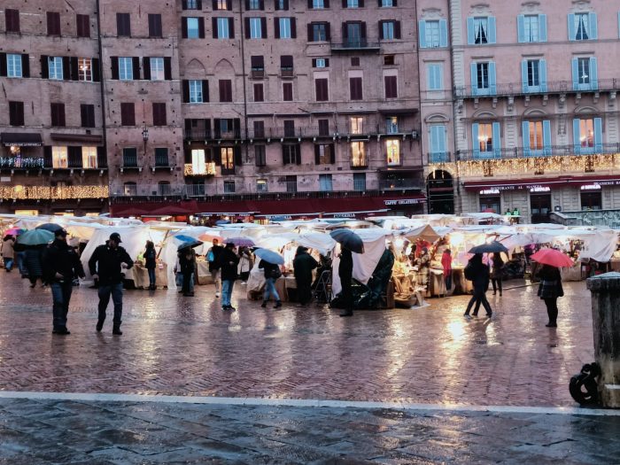 Siena: Mercato nel Campo, la pioggia non ferma la magia
