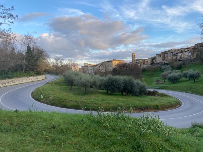 Colle: indagini su dissesto stradale, traffico veicolare vietato in via Livini e viale Rimembranza