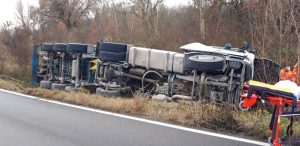 Siena: camion ribaltato al Ruffolo, un ferito e traffico rallentato