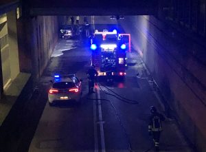 Siena, auto prende fuoco nel sottopasso della stazione