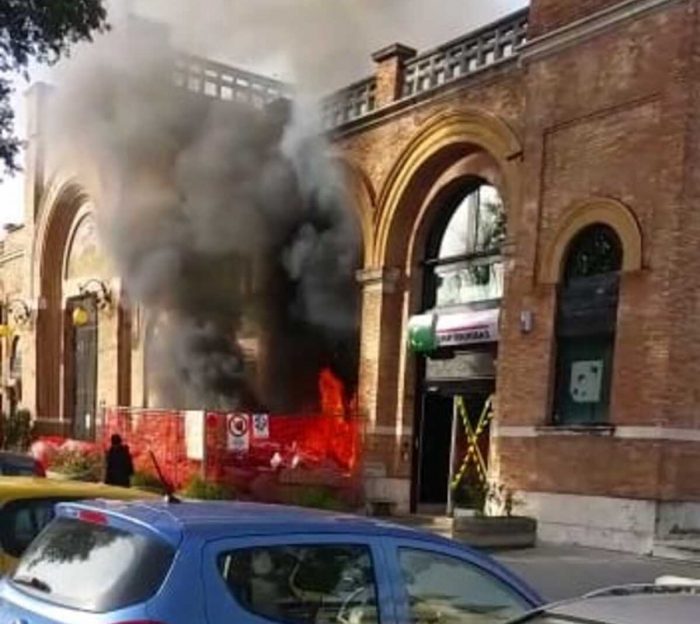 Siena: incendio divampa all'esterno della filiale Bnl in Viale Vittorio Veneto: paura, ma nessuna conseguenza per le persone