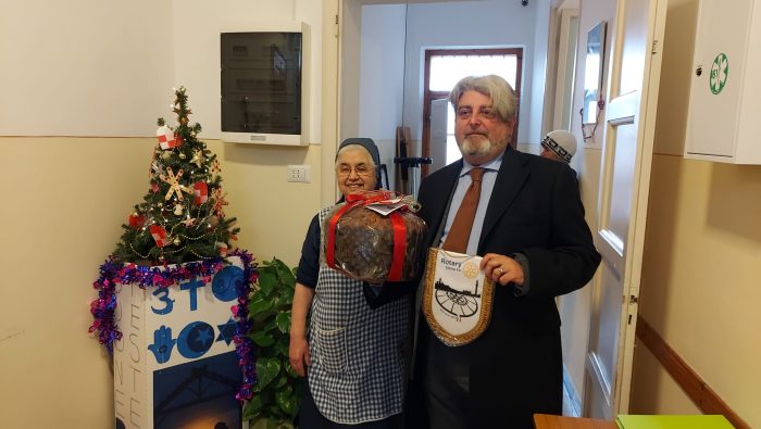 Natale a Siena: il Rotary club dona un panettone da 5 chili alla mensa di San Girolamo
